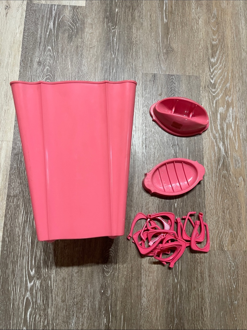 Vintage 50’s/60’s Pink Retro Bathroom accessories - Schwarz Bros Plastic